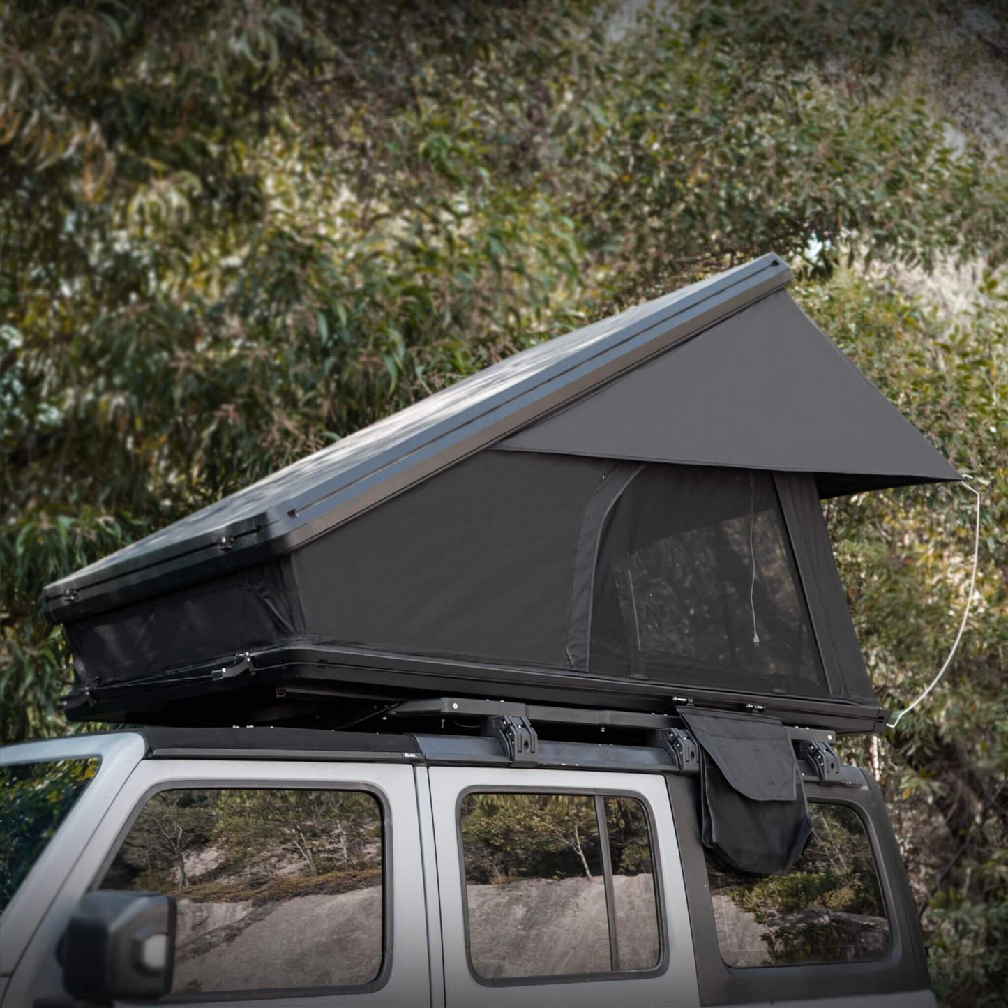 Trailora Heavy-Duty 2-3 Person Hardshell Rooftop Tent with Ladder