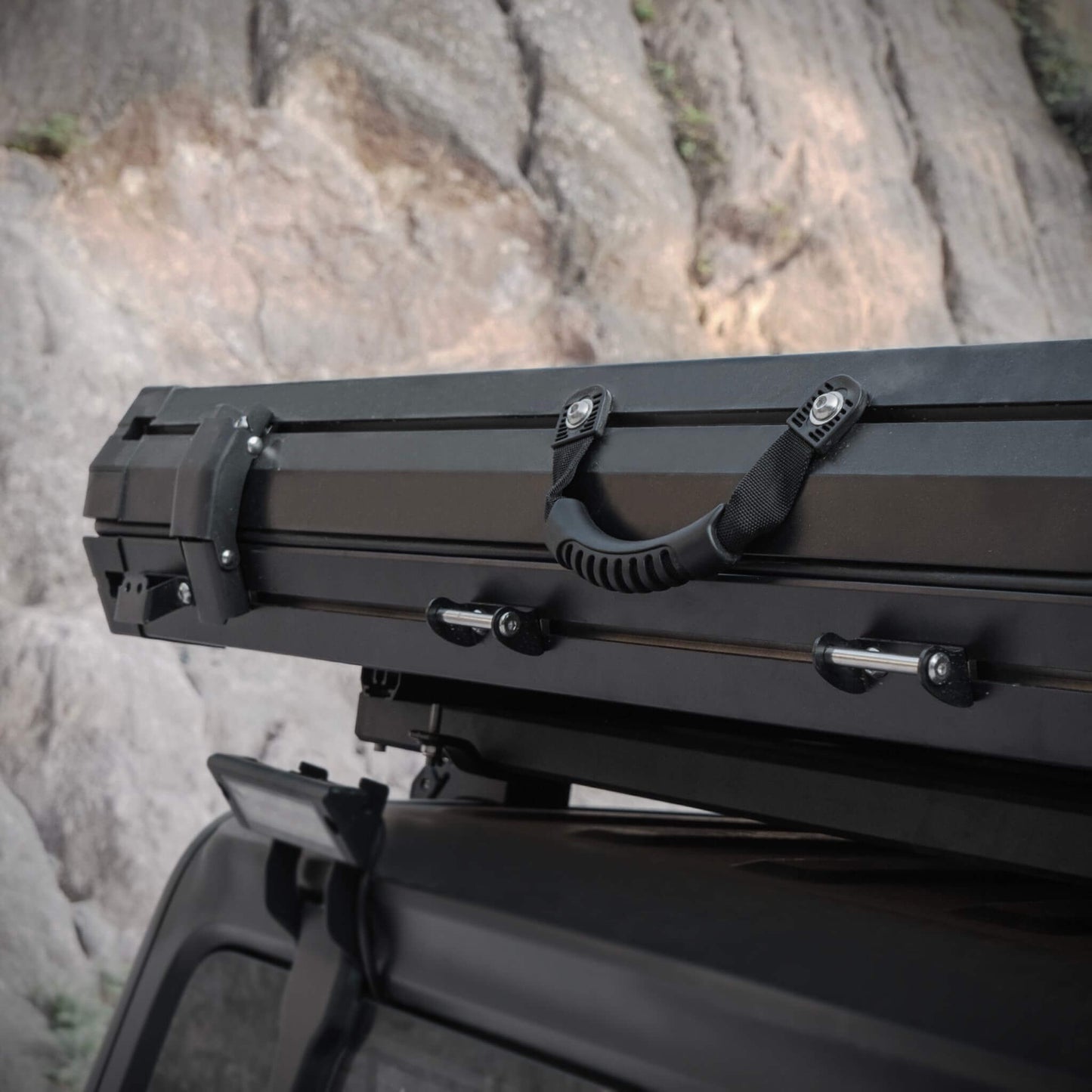 Trailora Heavy-Duty 2-3 Person Hardshell Rooftop Tent with Ladder